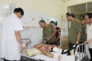 Chia sẻ nỗi đau với các nạn nhân bị mưa lũ ở Quảng Ninh